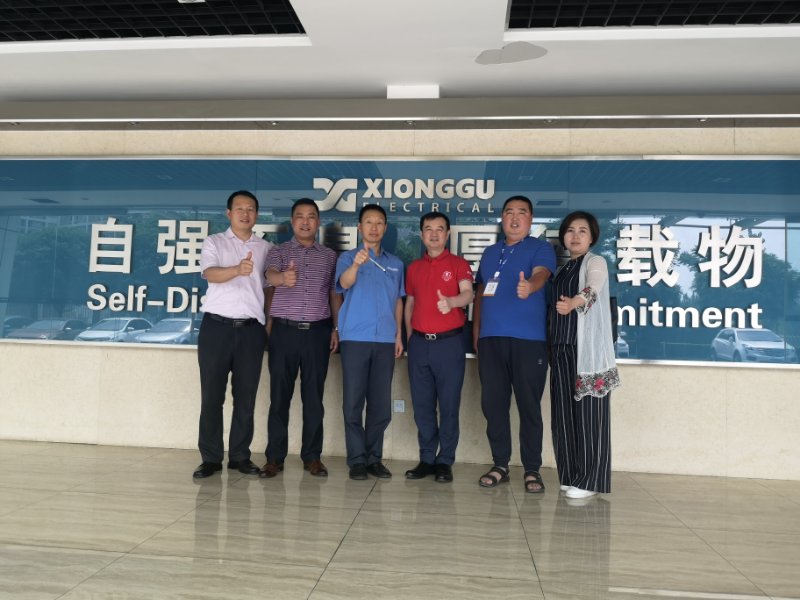 管道自動焊接機生產(chǎn)廠家領導接待牛商匯相關領導