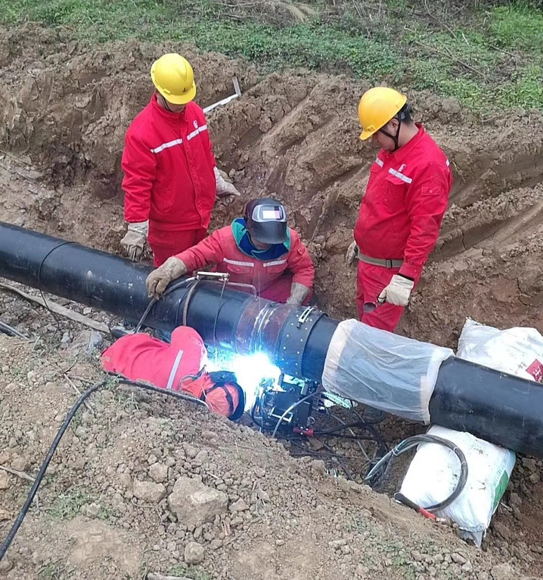 城市燃氣管道正在使用熊谷環(huán)縫自動焊機